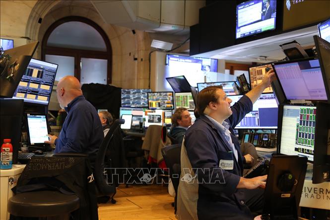Giao dịch viên tại sàn chứng khoán New York, Mỹ. Ảnh: THX/TTXVN