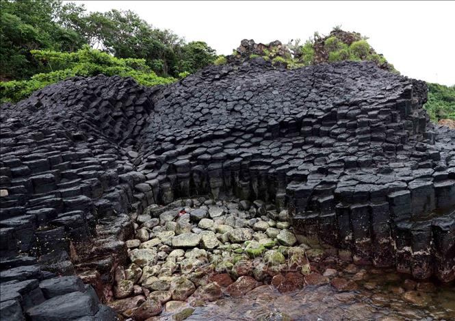 The stone columns, located right next to the sea, are eroded by waves and continue to crack, forming these stone ‘disks’. VNA Photo