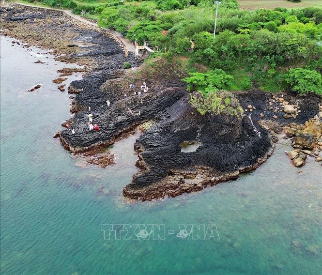 Thousands of basalt rocks in round, hexagon, pentagon and polygon shapes, resembling a giant beehive. VNA Photo