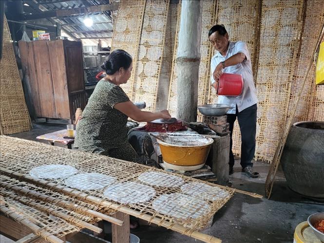 Vợ chồng ông Phan Văn Hên, ngụ ấp An Lộc, xã Long Điền, Thành phố Hồ Chí Minh, đã gắn bó hơn 40 năm với nghề tráng bánh. Ảnh: Hoàng Nhị - TTXVN