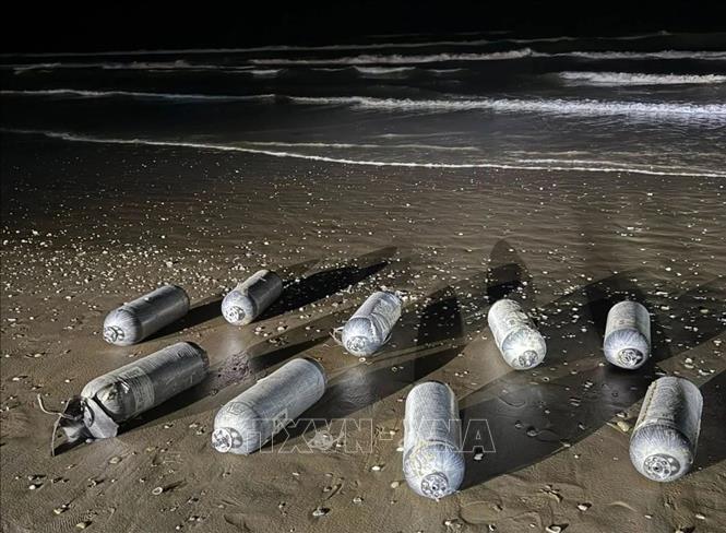 Mảnh vỡ từ các vụ phóng tên lửa của SpaceX rơi xuống khu vực phía bắc Vịnh Mexico và bị thủy triều đẩy vào bờ biển bang Tamaulipas, miền Bắc Mexico. Ảnh: TTXVN phát