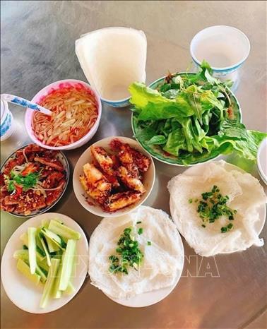 Bánh hỏi An Nhứt được ăn kèm với thịt nướng và chả giò. Đây là món ăn được nhiều thực khách ưa chuộng. Ảnh: Hoàng Nhị - TTXVN