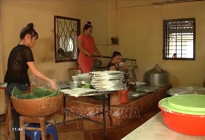 Sản xuất bánh hỏi tại xã Long Điền, Thành phố Hồ Chí Minh. Ảnh: Hoàng Nhị - TTXVN