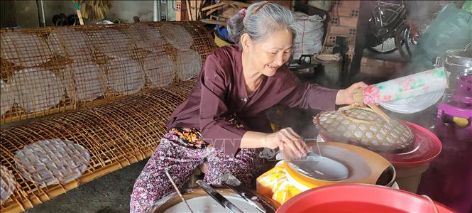 Bà Dương Thị Ốm, ngụ xã Long Điền, Thành phố Hồ Chí Minh đã gắn bó 50 năm với nghề làm bánh tráng truyền thống An Ngãi. Ảnh: Hoàng Nhị - TTXVN