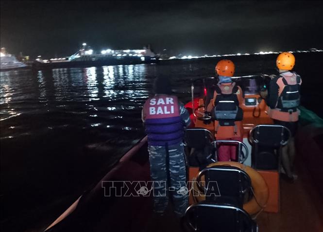 Lực lượng cứu hộ tìm kiếm người mất tích sau vụ chìm phà ở ngoài khơi đảo Bali, Indonesia ngày 3/7/2025. Ảnh: THX/TTXVN