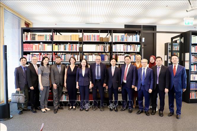 Vice State President Vo Thi Anh Xuan meets with Chair of the Executive Board of the Rosa Luxemburg Foundation (RLS) Prof. Heinz Bierbaum. VNA Photo: Phượng Hoa