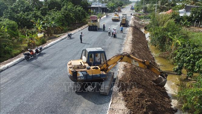 Công trường thi công dự án tuyến đường tránh Cao Lãnh, đoạn qua phường Mỹ Trà, tỉnh Đồng Tháp. Ảnh: Nhựt An - TTXVN