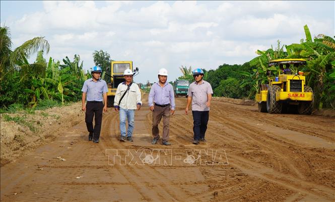 Đại diện chủ đầu tư kiểm tra, thị sát công trình thi công dự án tuyến đường tránh Cao Lãnh, tỉnh Đồng Tháp. Ảnh: Nhựt An - TTXVN