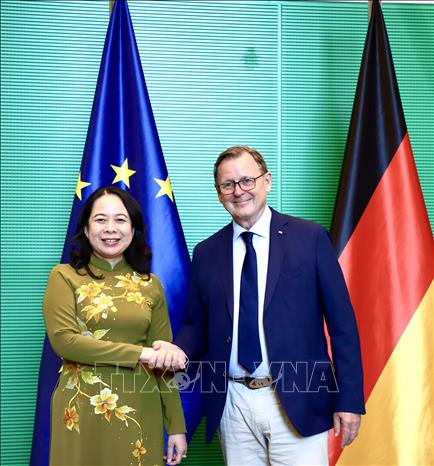 Vice State President Vo Thi Anh Xuan holds talks with Vice President of the German Bundestag Bodo Ramelow. VNA Photo: Phương Hoa