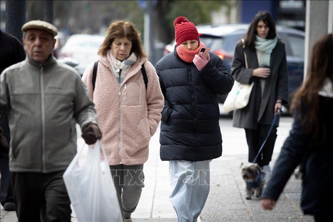 Người dân mặc áo ấm tránh rét tại Buenos Aires, Argentina ngày 30/6/2025. Ảnh: THX/TTXVN