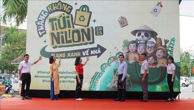 Phát động Tháng không túi nylon. Ảnh: Mai Trang - TTXVN                               