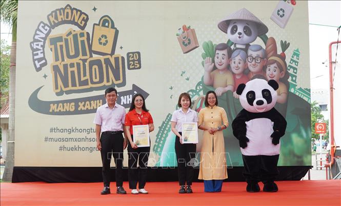 Trao chứng nhận cho các siêu thị đã đồng hành nhiều năm liên tiếp với chương trình. Ảnh: Mai Trang - TTXVN 