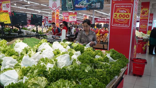 Siêu thị GO! Huế sử dụng giấy bọc thực phẩm, rau xanh tại các quầy hàng. Ảnh: Mai Trang - TTXVN                               