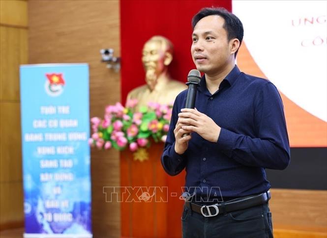 Diễn giả Bùi Quang Cường trình bầy về “Ứng dụng trí tuệ nhân tạo (AI) trong nắm bắt, phân tích và định hướng dư luận xã hội trên không gian mạng”. Ảnh: Minh Đức – TTXVN