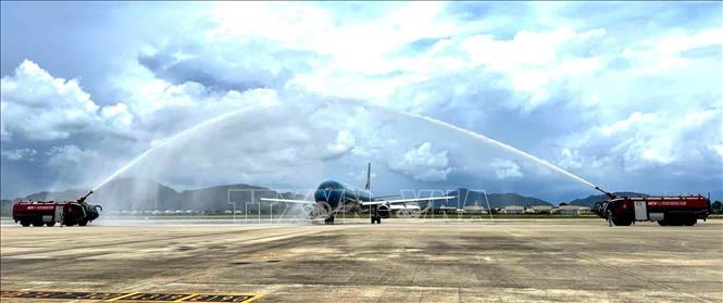 Nghi thức phun nước chào đón chuyến bay đầu tiên từ Osaka (Nhật Bản) đến Đà Nẵng tại lễ đón. Ảnh: Trần Lê Lâm - TTXVN 