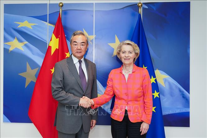 Chủ tịch Ủy ban châu Âu Ursula von der Leyen (phải) và Bộ trưởng Ngoại giao Trung Quốc Vương Nghị tại cuộc gặp ở Brussels, Bỉ, ngày 2/7/2025. Ảnh: THX/TTXVN