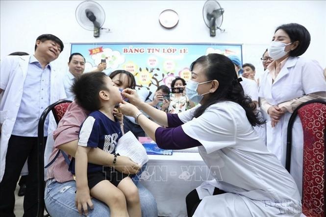 Bộ trưởng Bộ Y tế Đào Hồng Lan cho trẻ uống vitamin A nhân Ngày Vi chất dinh dưỡng 1/6, tại phường Điện Biên, quận Ba Đình (Hà Nội), sáng 1/6/2023. Ảnh: Minh Quyết - TTXVN
