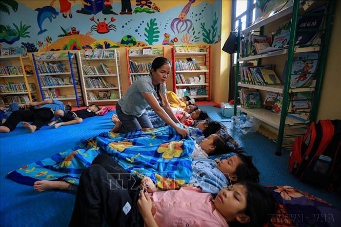 Việt Nam cải thiện chất lượng dân số nhờ các chính sách về quyền con người theo cách nhân văn và thiết thực. Trong ảnh: Cô giáo chăm sóc học sinh xóm Rằng tại chi trường Sơn Phú (Hòa Bình). Ảnh: Trọng Đạt - TTXVN