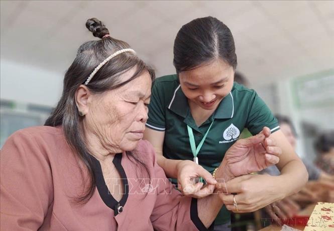 Chăm sóc người cao tuổi tại Viện dưỡng lão Tâm An, thành phố Thủ Đức, Thành phố Hồ Chí Minh (2024). Ảnh: TTXVN phát