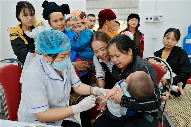 Nhân viên y tế xã Thanh Vân (Quản Bạ, Hà Giang) tiêm vaccine cho trẻ trong độ tuổi thuộc chương trình tiêm chủng mở rộng quốc gia (2024). Ảnh: Minh Quyết – TTXVN