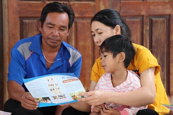  Cán bộ y tế các xã biên giới của tỉnh Gia Lai về tận thôn, làng, hộ gia đình tuyên truyền về các chương trình chăm sóc sức khỏe cho cho đồng bào dân tộc thiểu số (2023). Ảnh: Hồng Điệp - TTXVN

