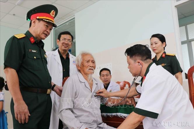 Ủy ban Dân số Gia đình và Trẻ em Bộ Quốc phòng tổ chức thăm khám, tư vấn sức khỏe, cấp phát thuốc miễn phí cho trẻ em, người già, đối tượng chính sách, hộ nghèo, người có hoàn cảnh khó khăn trên địa bàn huyện Lý Sơn (Quảng Ngãi). Ảnh: Phạm Cường-TTXVN