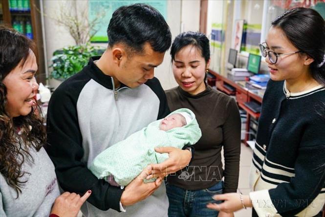 Gia đình vợ chồng anh Nguyễn Văn Hùng vui mừng đón con đầu lòng -  