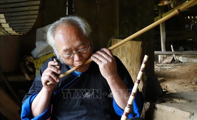 Một công đoạn rất quan trọng, quyết định âm thanh của khèn là lá đồng. Chính vì vậy, nghệ nhân phải thẩm âm trước khi gắn lên ống trúc. Ảnh: Tuấn Anh - TTXVN 