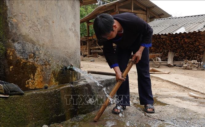 Để có những ống trúc làm khèn phải lựa chọn những cây trúc thẳng đẹp, được phơi khô rồi lắp ráp với thân khèn. Ảnh: Tuấn Anh - TTXVN                                