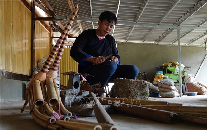 Cây khèn luôn gắn liền với đời sống người Mông, không chỉ mang tính tâm linh mà còn thể hiện tính văn nghệ mang đậm bản sắc. Ảnh: Tuấn Anh - TTXVN 