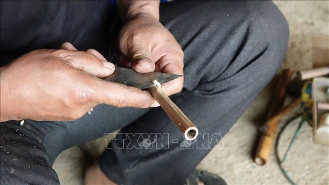 Để có những ống trúc làm khèn phải lựa chọn những cây trúc thẳng đẹp, được phơi khô rồi lắp ráp với thân khèn. Ảnh: Tuấn Anh - TTXVN                                