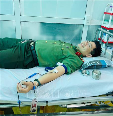 Thượng úy Nguyễn Thành Đạt, cán bộ Phòng Tham mưu, Công an An Giang kịp thời hiến máu cứu người. Ảnh: TTXVN phát