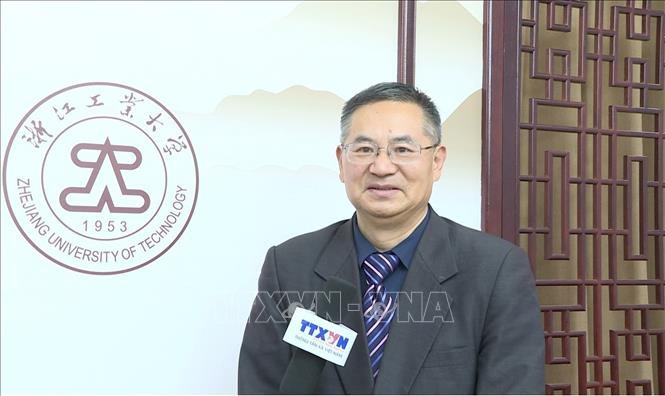Giáo sư, Tiến sĩ Thành Hán Bình, Viện trưởng điều hành Viện nghiên cứu khu vực và quốc gia kiêm Giám đốc Trung tâm nghiên cứu Việt Nam thuộc Đại học Công nghiệp Chiết Giang, Trung Quốc trả lời phỏng vấn phóng viên TTXVN. Ảnh: Công Tuyên-PV TTXVN tại Trung Quốc
