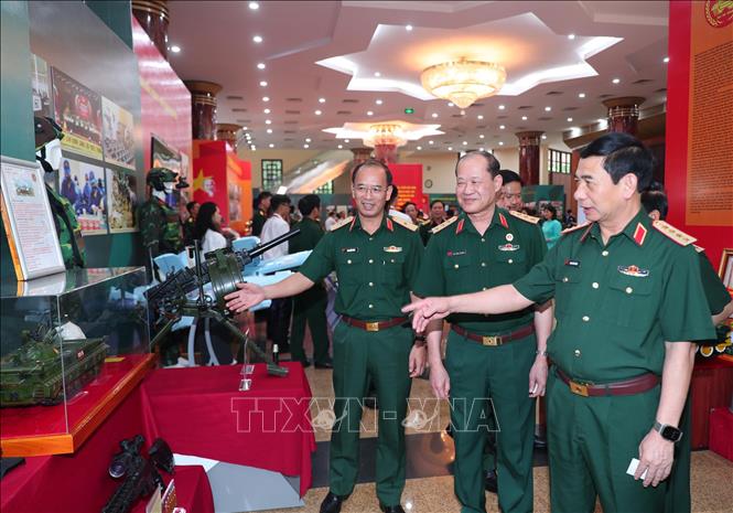 Đại tướng Phan Văn Giang, Ủy viên Bộ Chính trị, Phó Bí thư Quân ủy Trung ương, Bộ trưởng Bộ Quốc phòng và các đại biểu tham quan khu trưng bày sản phẩm của các quân binh chủng tại hội nghị. Ảnh: Trọng Đức - TTXVN