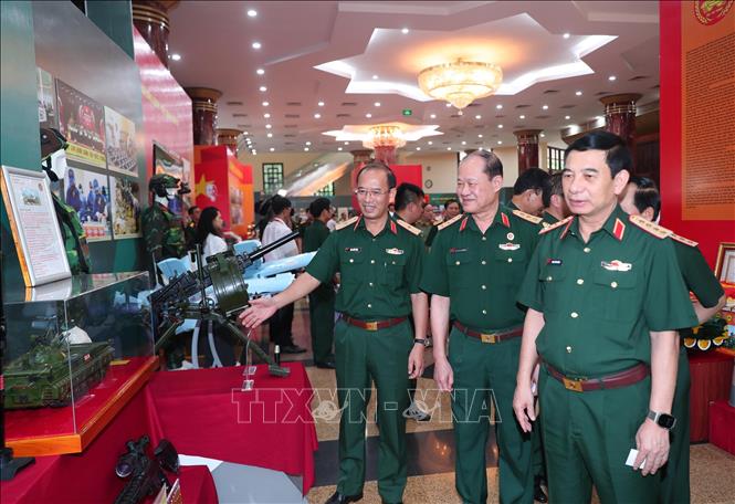 Đại tướng Phan Văn Giang, Ủy viên Bộ Chính trị, Phó Bí thư Quân ủy Trung ương, Bộ trưởng Bộ Quốc phòng và các đại biểu tham quan khu trưng bày sản phẩm của các quân binh chủng tại hội nghị. Ảnh: Trọng Đức - TTXVN