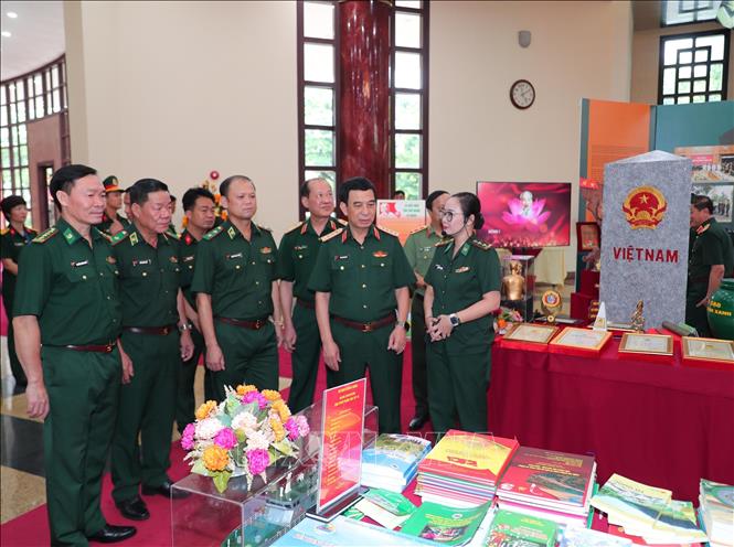 Đại tướng Phan Văn Giang, Ủy viên Bộ Chính trị, Phó Bí thư Quân ủy Trung ương, Bộ trưởng Bộ Quốc phòng và các đại biểu tham quan khu trưng bày sản phẩm của các quân binh chủng tại hội nghị. Ảnh: Trọng Đức - TTXVN