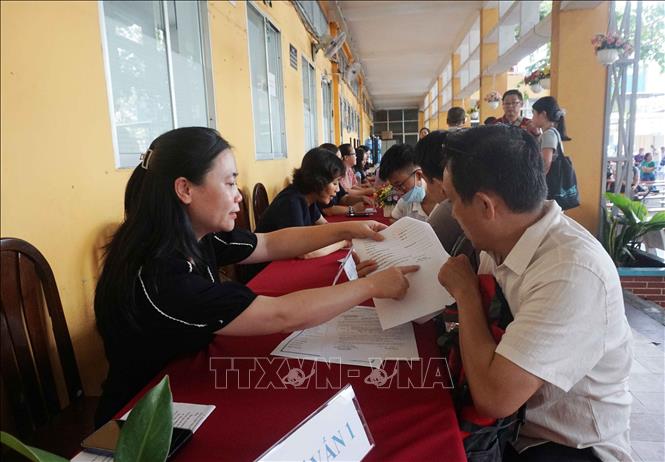 Trường THPT Ten Lơ Man (Phường Bến Thành, TP Hồ Chí Minh) tư vấn riêng cho phụ huynh, học sinh chọn môn, hoàn thiện hồ sơ nhập học lớp 10. Ảnh: Thu Hoài - TTXVN