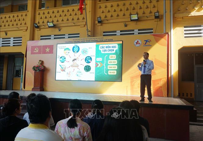 Hiệu trưởng Trường THPT Ten Lơ Man Nguyễn Hùng Khương giới thiệu về kế hoạch tổ chức các môn học lựa chọn của trường. Ảnh: Thu Hoài - TTXVN