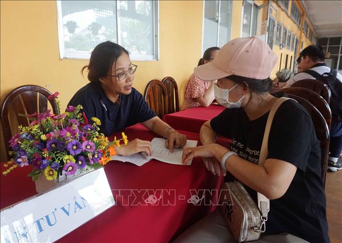 Trường THPT Ten Lơ Man (Phường Bến Thành, TP Hồ Chí Minh) tư vấn riêng cho phụ huynh, học sinh chọn môn, hoàn thiện hồ sơ nhập học lớp 10. Ảnh: Thu Hoài - TTXVN