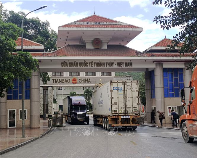 Các phương tiện chuẩn bị xuất, nhập cảnh qua Cửa khẩu Quốc tế Thanh Thủy (Tuyên Quang). Ảnh: Đức Thọ - TTXVN