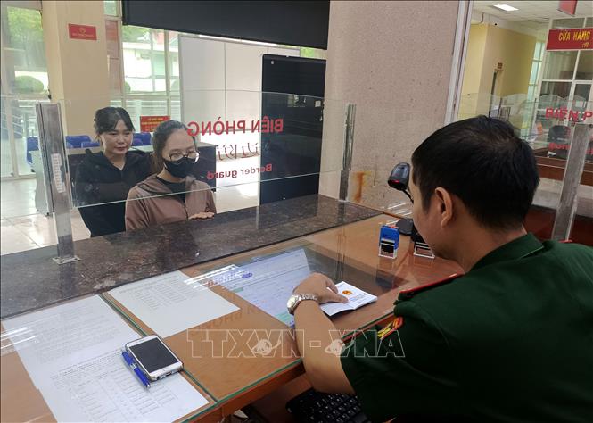 Lực lượng chức năng kiểm tra hành chính người và các phương tiện xuất, nhập cảnh. Ảnh: Đức Thọ - TTXVN