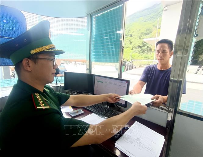 Lực lượng chức năng kiểm tra hành chính người và các phương tiện xuất, nhập cảnh. Ảnh: Đức Thọ - TTXVN