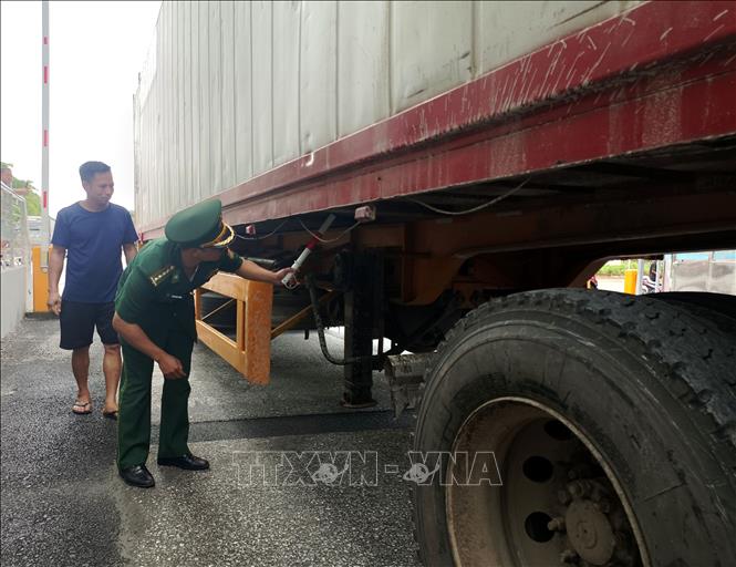 Lực lượng bộ đội biên phòng Cửa khẩu Quốc tế Thanh Thủy (Tuyên Quang) kiểm tra các phương tiện xuất, nhập cảnh. Ảnh: Đức Thọ - TTXVN
