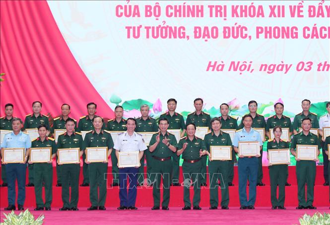  Đại tướng Phan Văn Giang, Bộ trưởng Bộ Quốc phòng và Thượng tướng Trịnh Văn Quyết, Chủ nhiệm Tổng cục Chính trị Quân đội nhân dân Việt Nam trao Bằng khen của Bộ trưởng Quốc phòng tặng các cá nhân, tập thể. Ảnh: Trọng Đức - TTXVN