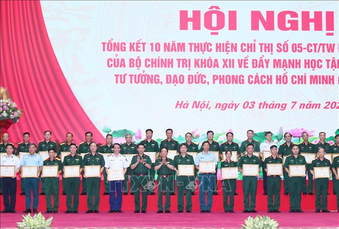  Đại tướng Phan Văn Giang, Bộ trưởng Bộ Quốc phòng và Thượng tướng Trịnh Văn Quyết, Chủ nhiệm Tổng cục Chính trị Quân đội nhân dân Việt Nam trao Bằng khen của Bộ trưởng Quốc phòng tặng các cá nhân, tập thể. Ảnh: Trọng Đức - TTXVN
