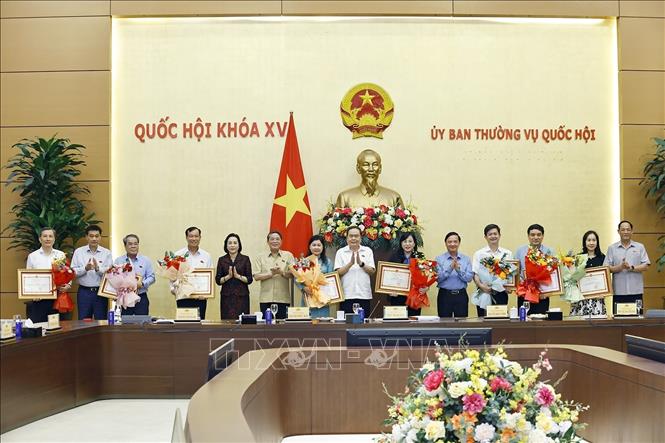 Lãnh đạo Quốc hội trao Bằng khen của Uỷ ban Thường vụ Quốc hội tặng 8 cơ quan. Ảnh: Doãn Tấn - TTXVN