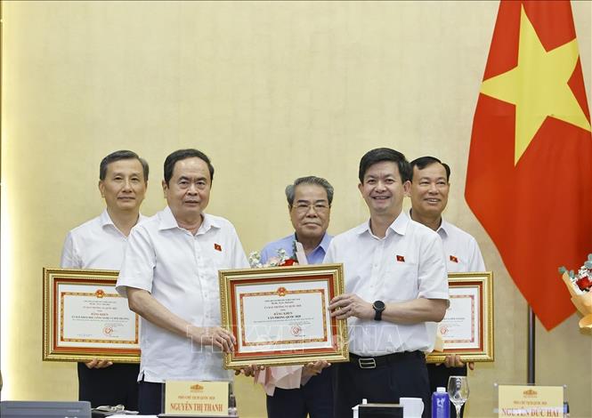 Chủ tịch Quốc hội Trần Thanh Mẫn trao Bằng khen của Uỷ ban Thường vụ Quốc hội tặng các cơ quan của Quốc hội có thành tích xuất sắc trong tham mưu, phục vụ Kỳ họp thứ 9, Quốc hội khoá XV. Ảnh: Doãn Tấn - TTXVN