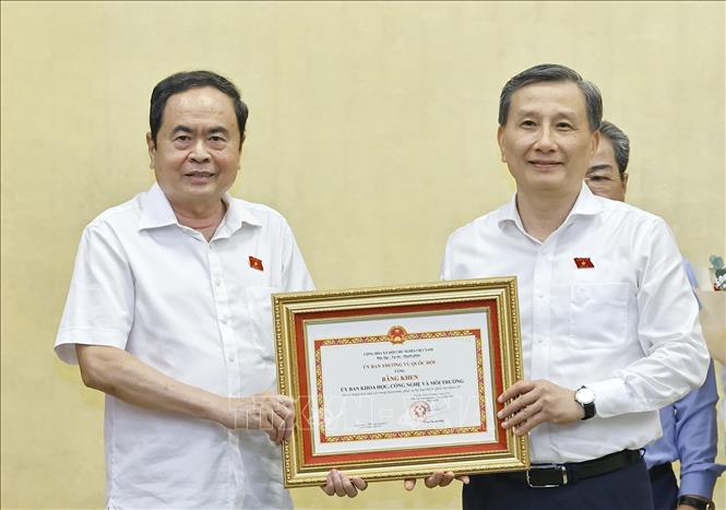 Chủ tịch Quốc hội Trần Thanh Mẫn trao Bằng khen của Uỷ ban Thường vụ Quốc hội tặng các cơ quan có thành tích xuất sắc trong tham mưu, phục vụ Kỳ họp thứ 9, Quốc hội khoá XV. Ảnh: Doãn Tấn - TTXVN