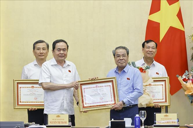 Chủ tịch Quốc hội Trần Thanh Mẫn trao Bằng khen của Uỷ ban Thường vụ Quốc hội tặng các cơ quan có thành tích xuất sắc trong tham mưu, phục vụ Kỳ họp thứ 9, Quốc hội khoá XV. Ảnh: Doãn Tấn - TTXVN