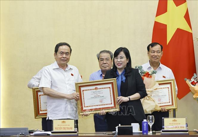 Chủ tịch Quốc hội Trần Thanh Mẫn trao Bằng khen của Uỷ ban Thường vụ Quốc hội tặng các cơ quan có thành tích xuất sắc trong tham mưu, phục vụ Kỳ họp thứ 9, Quốc hội khoá XV. Ảnh: Doãn Tấn - TTXVN